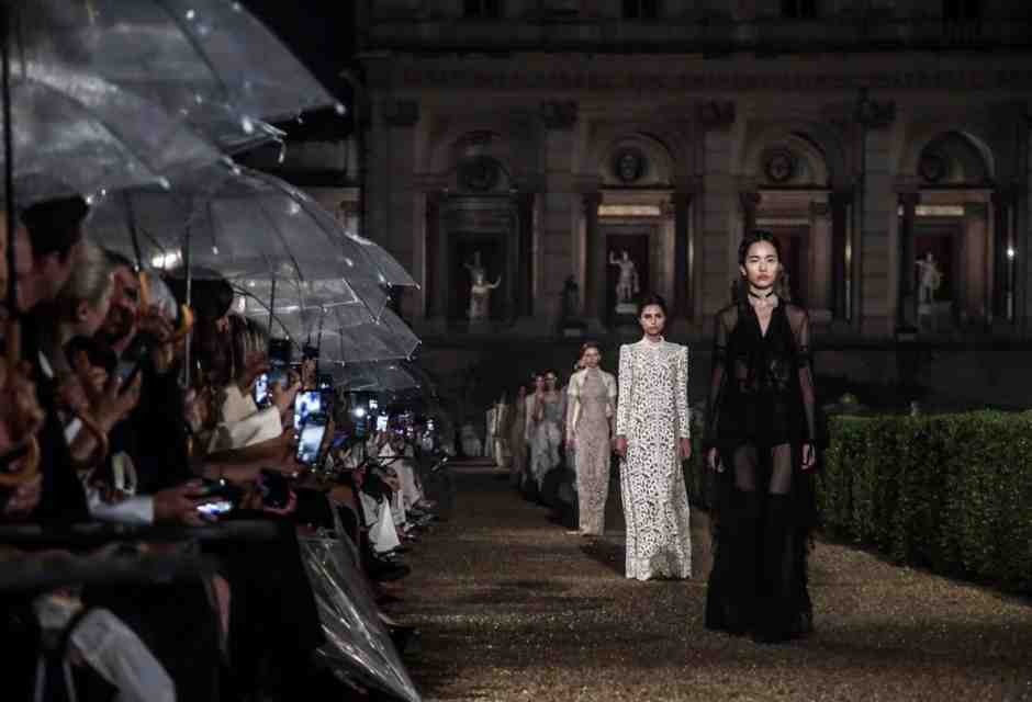 Moda, pioggia e potere: Dior sfila tra statue e grand tour