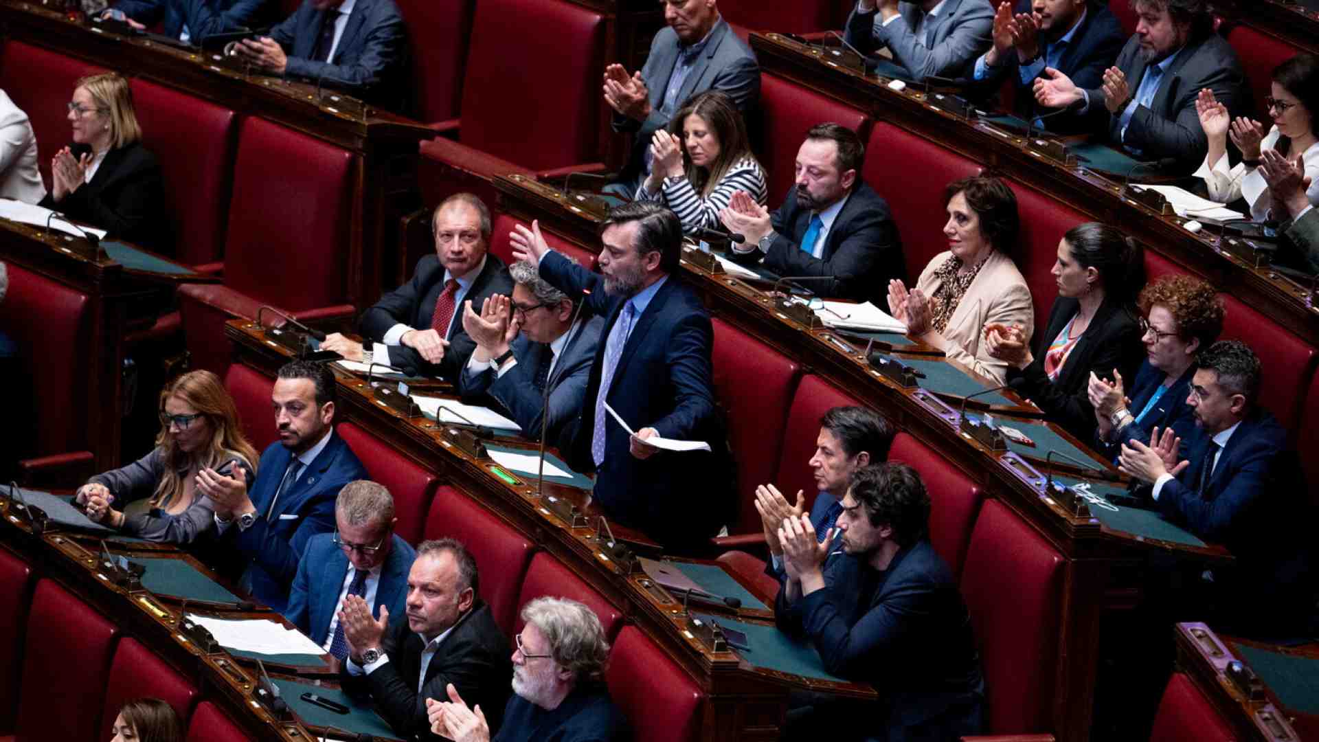 In un’Aula piena di urla e iperboli, un solo deputato mastica il silenzio. E dice più di tutti