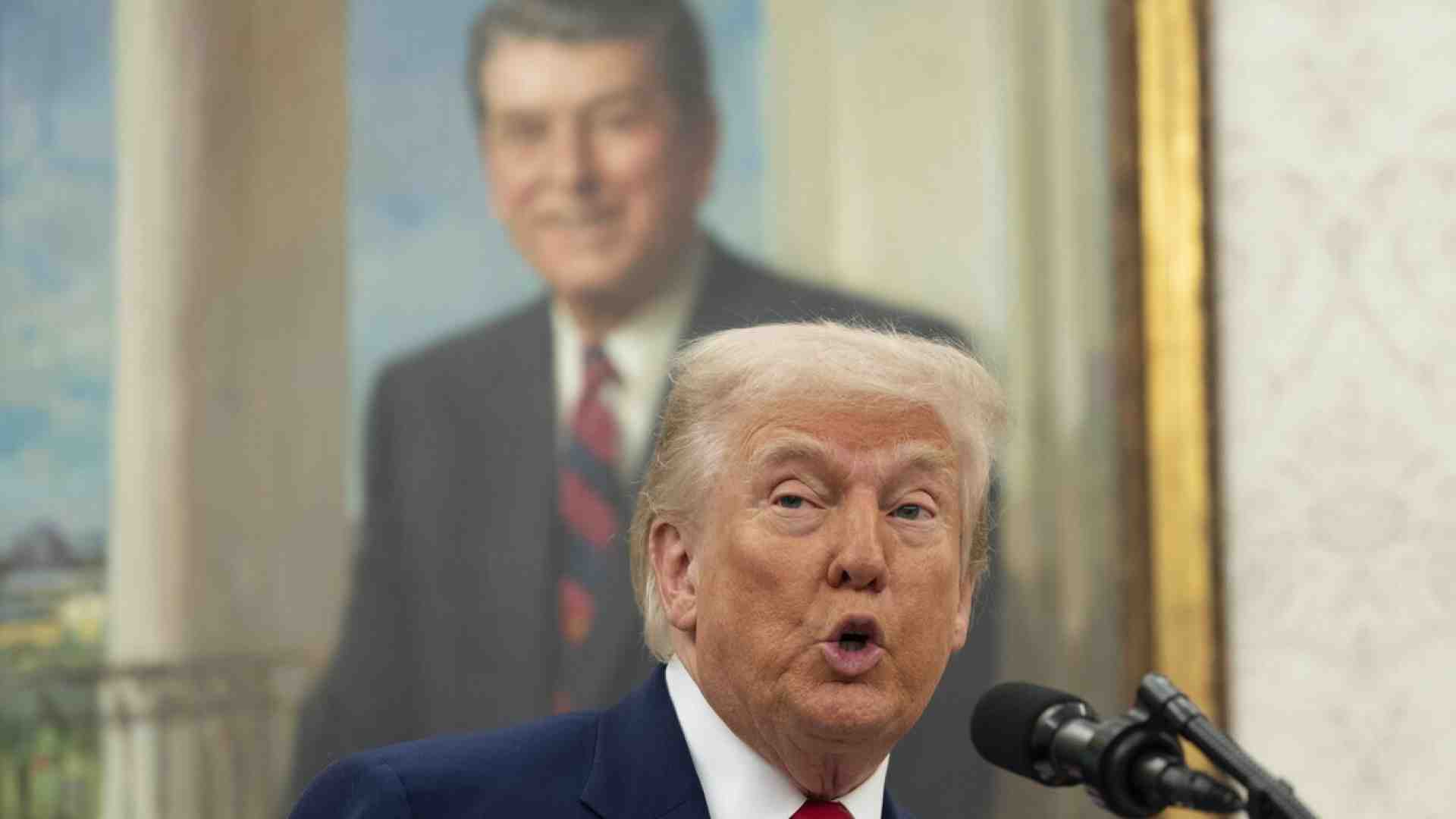 Un tribunale di Washington ha bloccato la sentenza che dichiarava illegittimi i dazi di Trump