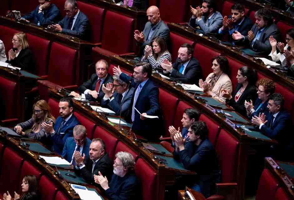 In un’Aula piena di urla e iperboli, un solo deputato mastica il silenzio. E dice più di tutti