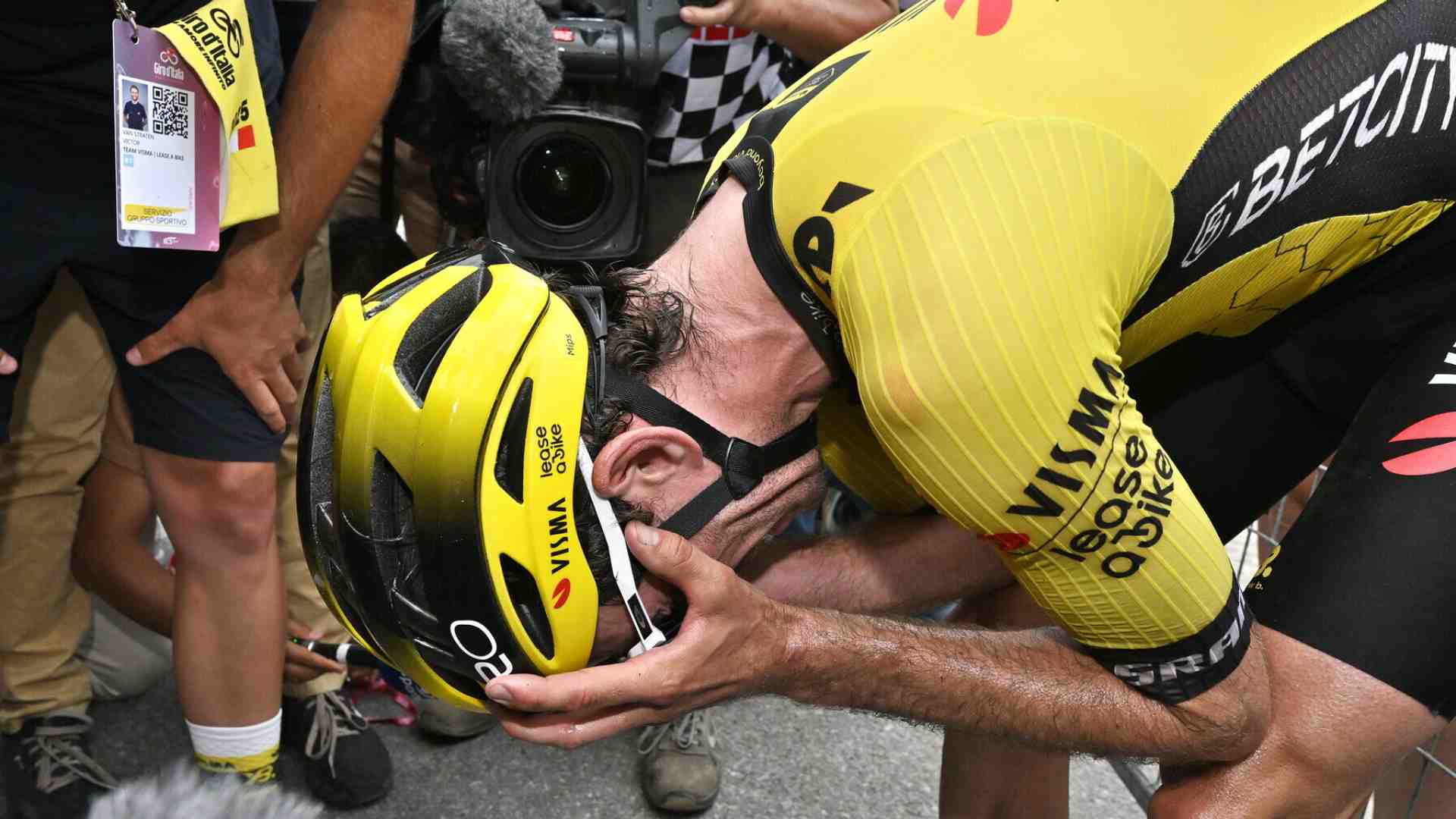Lacrime rosa e piani riusciti. Simon Yates ha vinto il Giro d'Italia