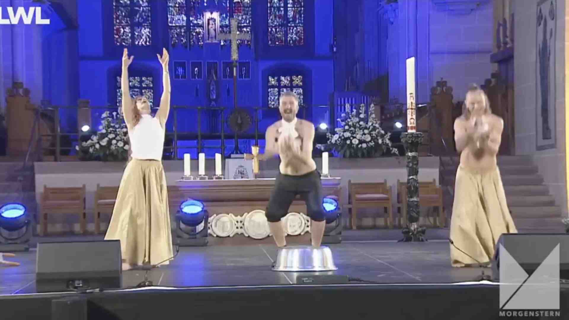 Polli in chiesa e latino "inquietante". Prime grane per Papa Leone