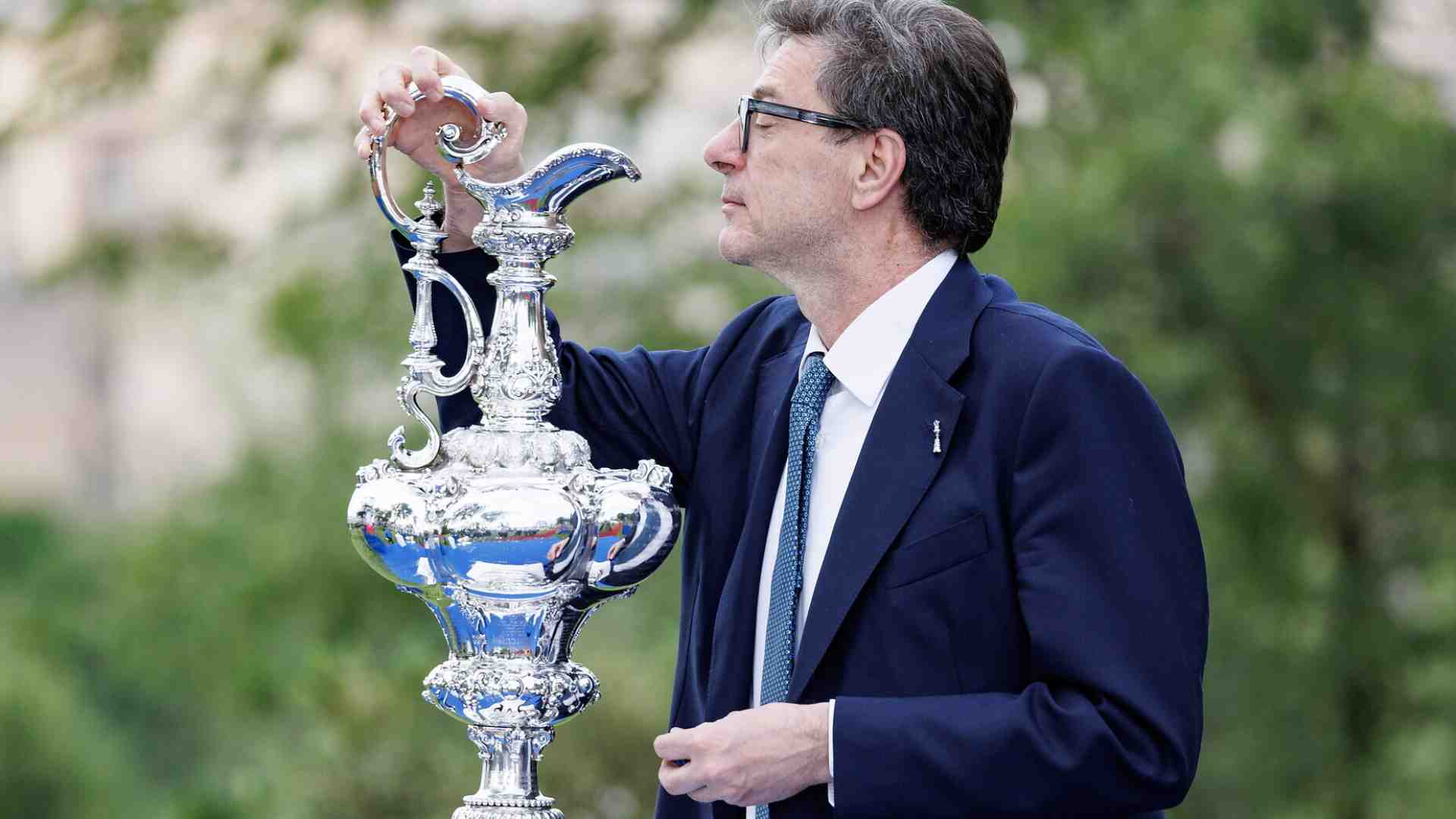 Giorgetti power: lettera a Unicredit, il dpcm non cambia. Deroga "tutela Italia" per le imprese italiane in Russia