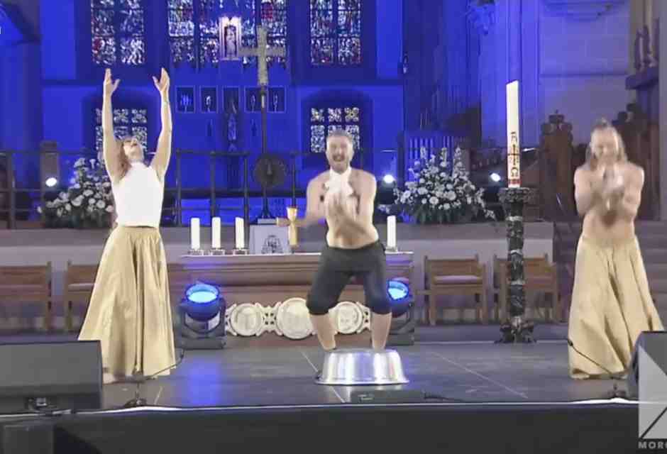 Polli in chiesa e latino "inquietante". Prime grane per Papa Leone