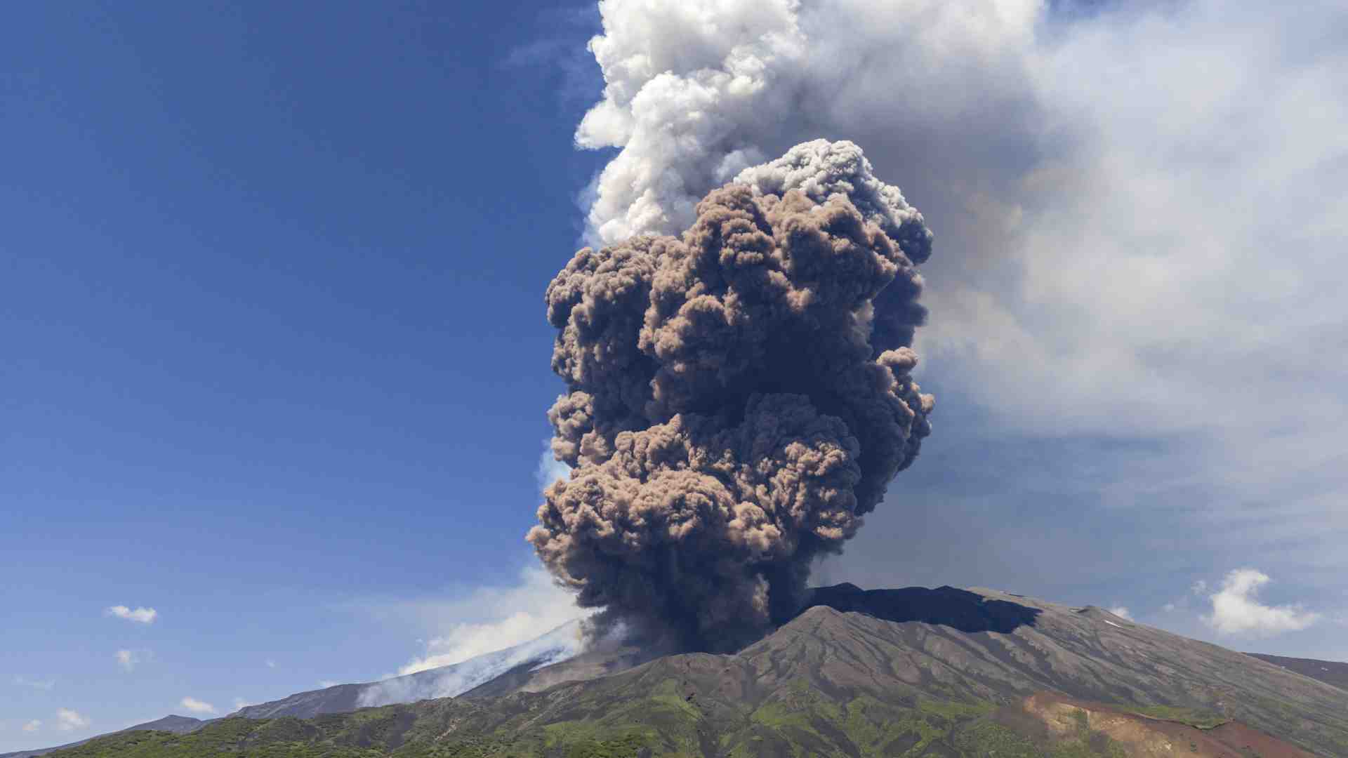 L'eruzione dell'Etna e il crollo di una parete. Il vulcanologo: “Il fenomeno è imprevedibile, ma rientra nella normalità”