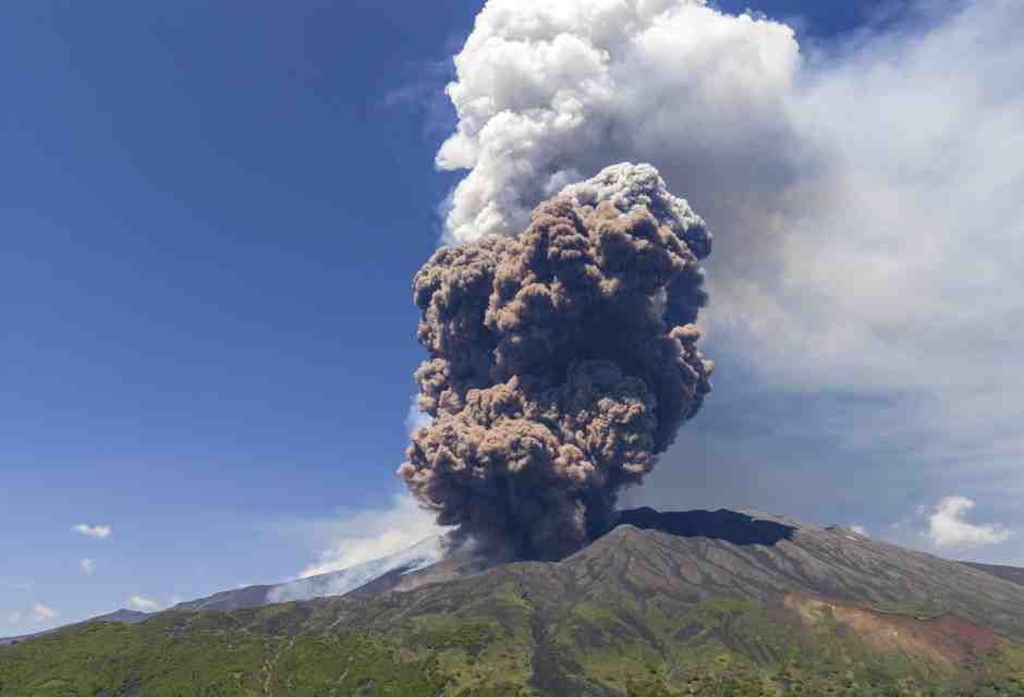L'eruzione dell'Etna e il crollo di una parete. Il vulcanologo: “Il fenomeno è imprevedibile, ma rientra nella normalità”