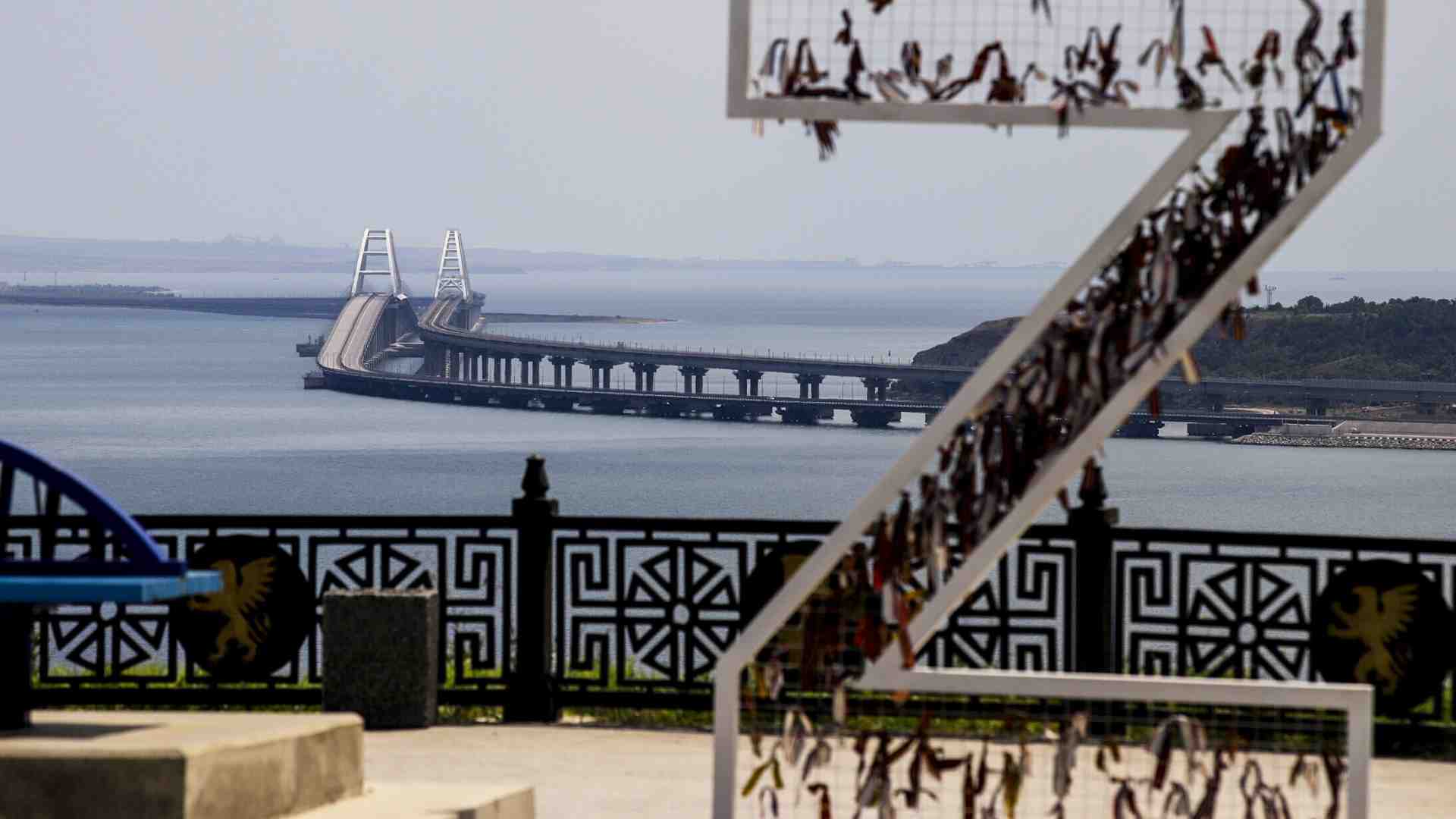 Gli ucraini colpiscono il ponte di Kerch. Ora Putin ha bisogno di una vittoria qualsiasi