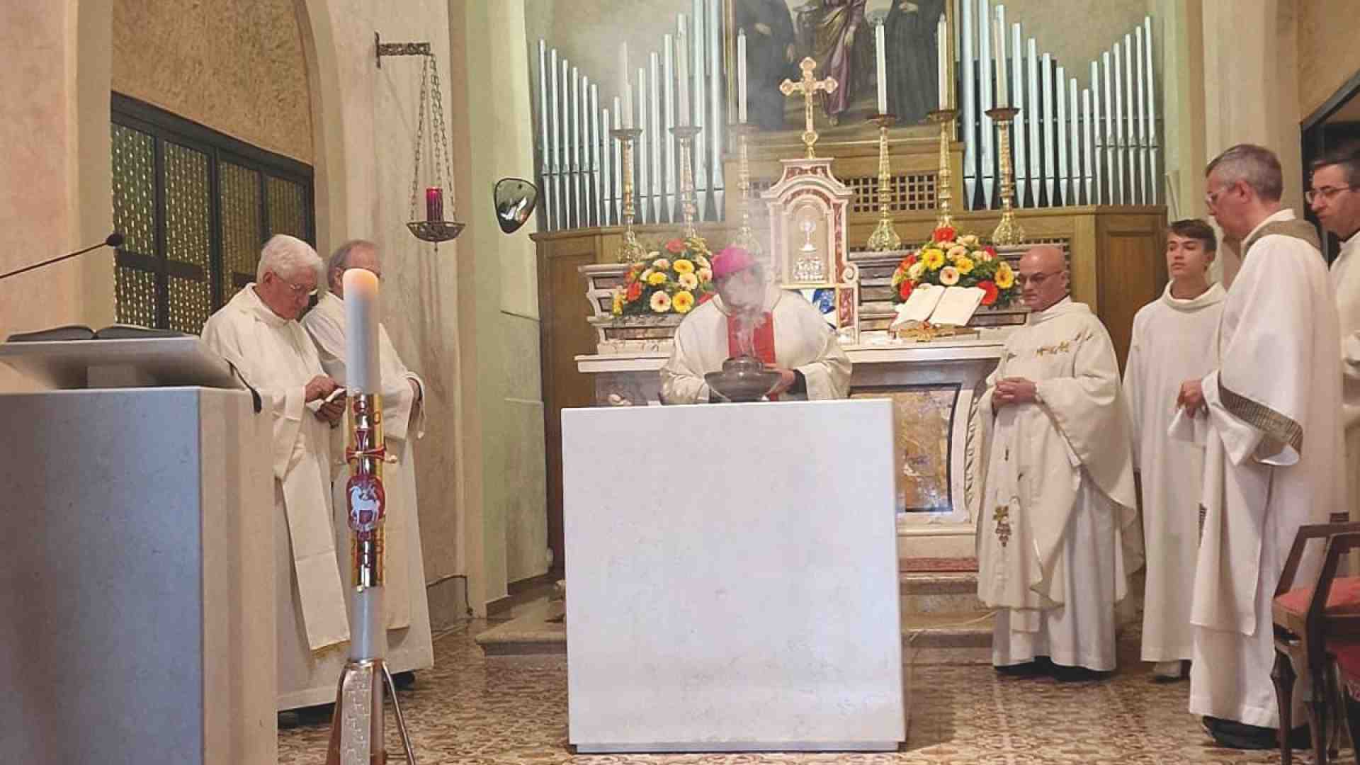 Il Vescovo ha dedicato l’altare e benedetto l'ambone