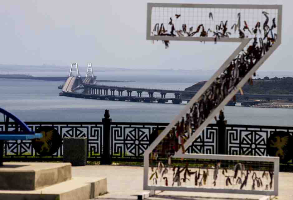 Gli ucraini colpiscono il ponte di Kerch. Ora Putin ha bisogno di una vittoria qualsiasi