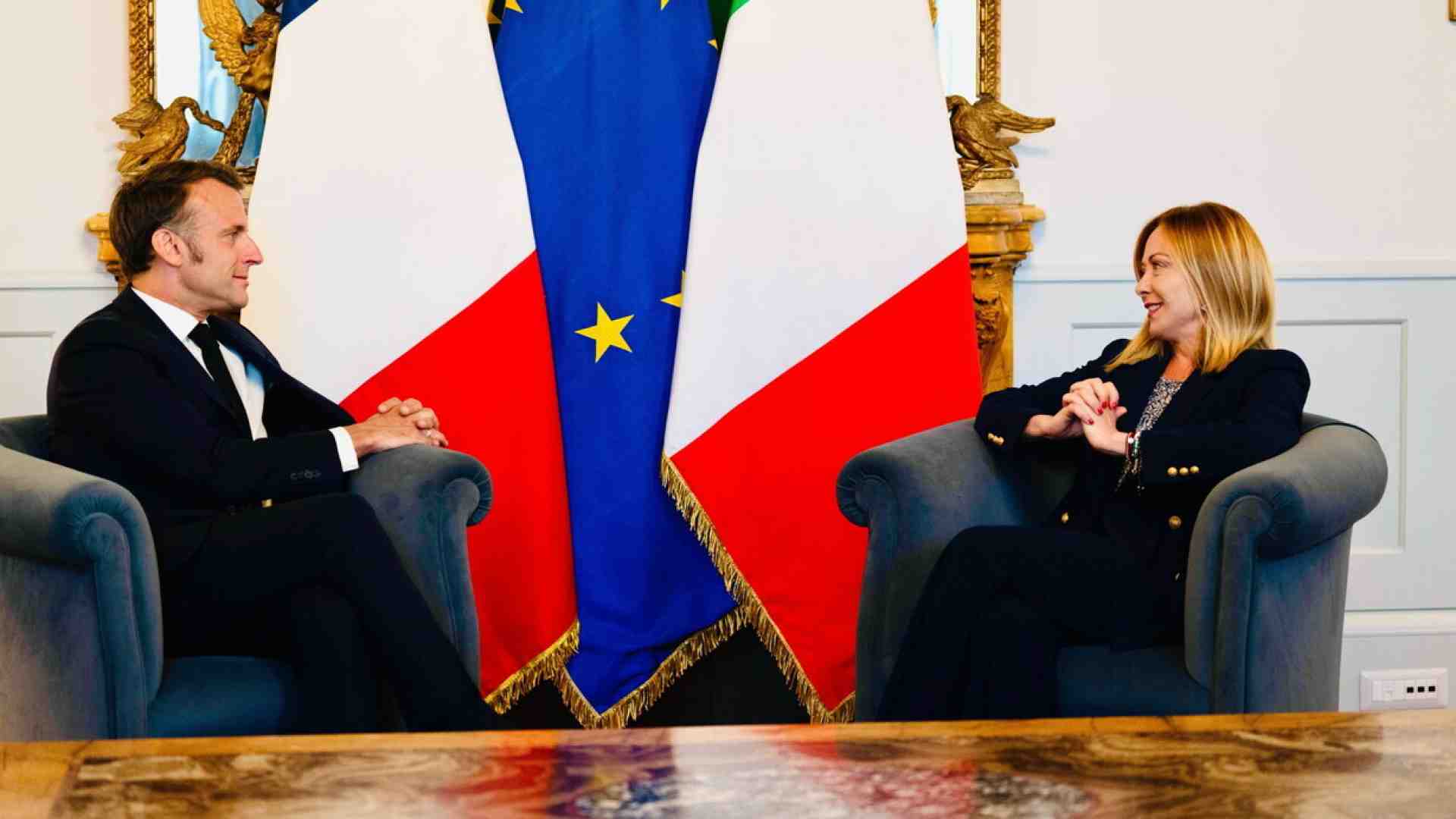 E a cena tra Meloni e Macron spunta Fazzolari, il falco anti Parigi. Segno che forse il passato è alle spalle