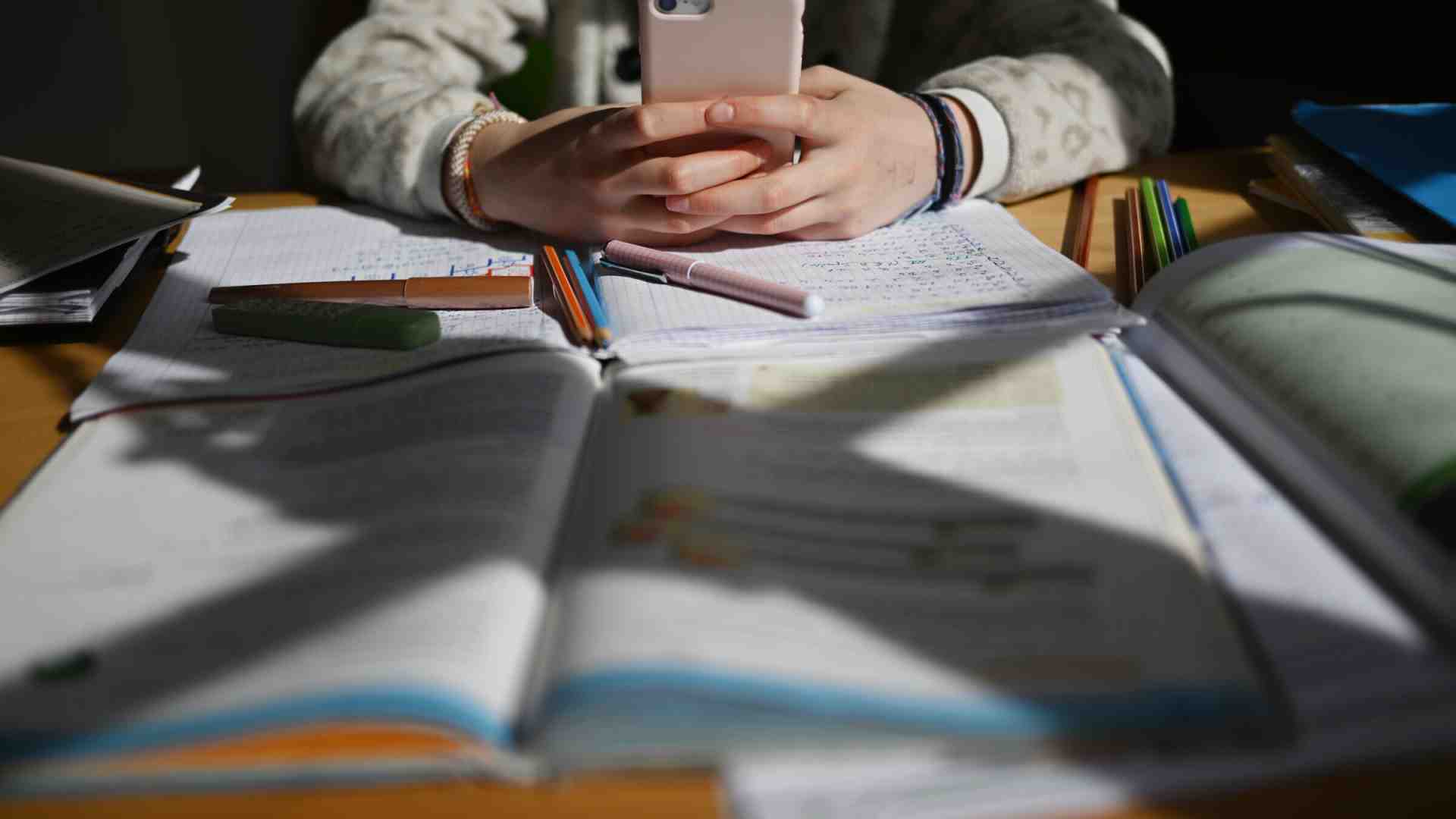 Non serve vietare i cellulari a scuola, ma rendere la scuola più interessante