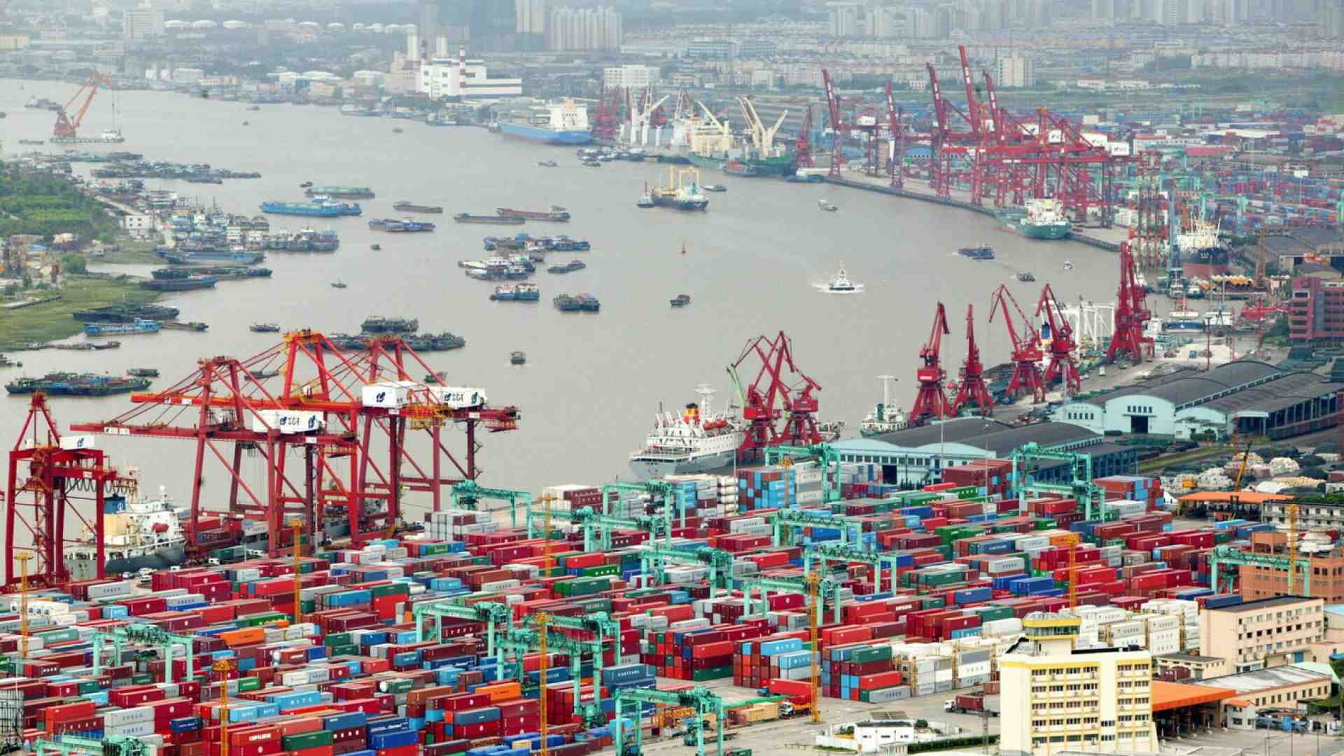 Crolla l'export della Cina verso gli Stati Uniti (ma aumenta verso l'Ue)