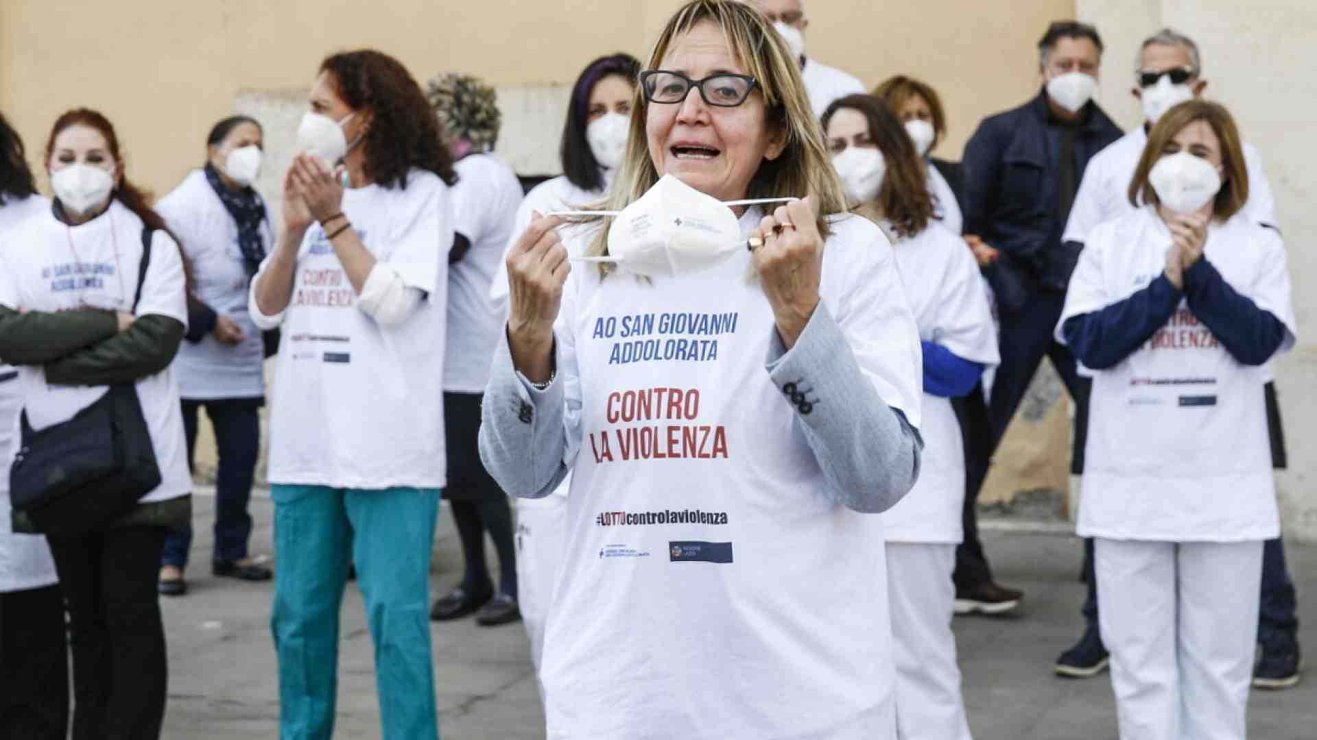 Nel 2023 oltre 16mila aggressioni a medici e infermieri. Schillaci: "Sensibilizzare i cittadini"