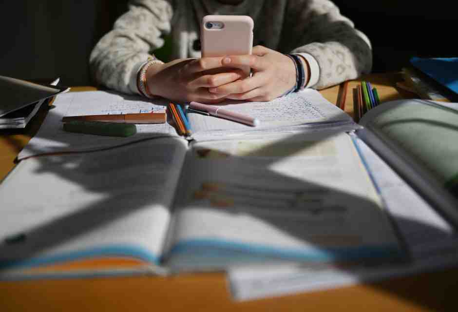 Non serve vietare i cellulari a scuola, ma rendere la scuola più interessante