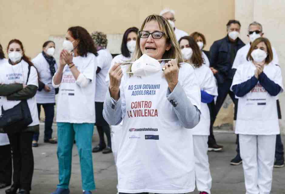 Nel 2023 oltre 16mila aggressioni a medici e infermieri. Schillaci: "Sensibilizzare i cittadini"