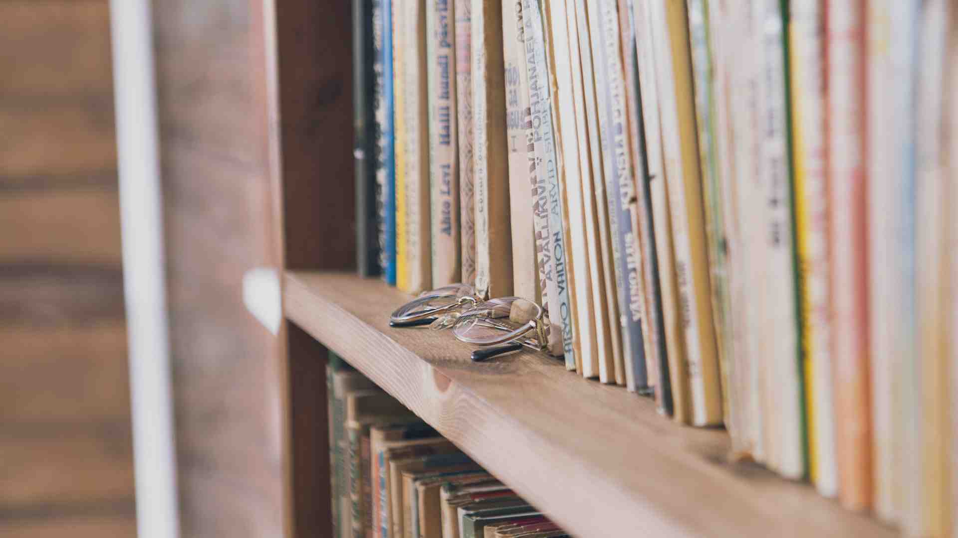 La scrittura è ormai un vezzo universale e i social l’hanno resa un’arte minore