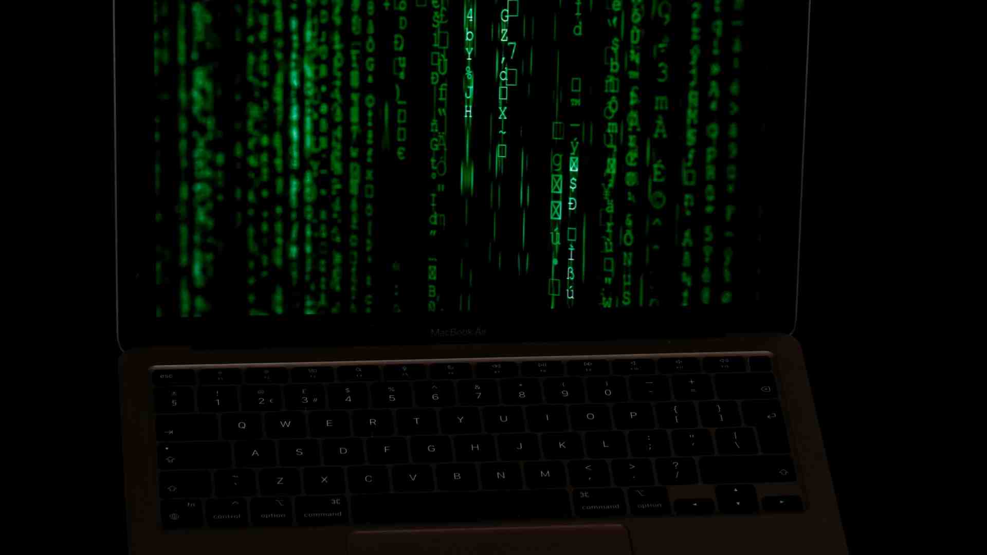 Nel “caso Cancellato”, meglio limitarsi ai fatti e non cedere ai complottismi: Paragon non è infallibile