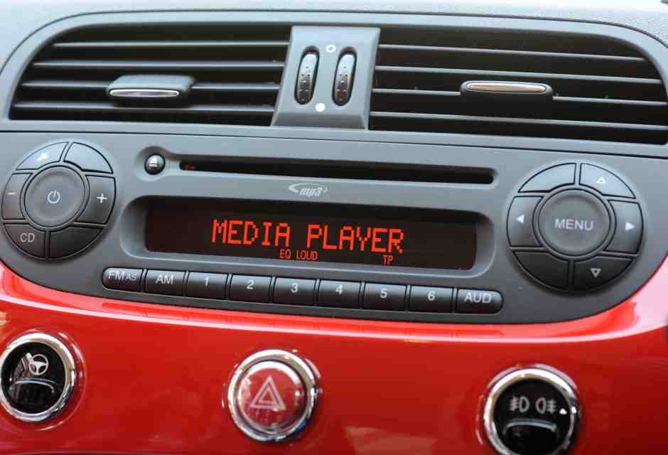Spegnere la radio è un errore. E no, non è nostalgia: è buonsenso