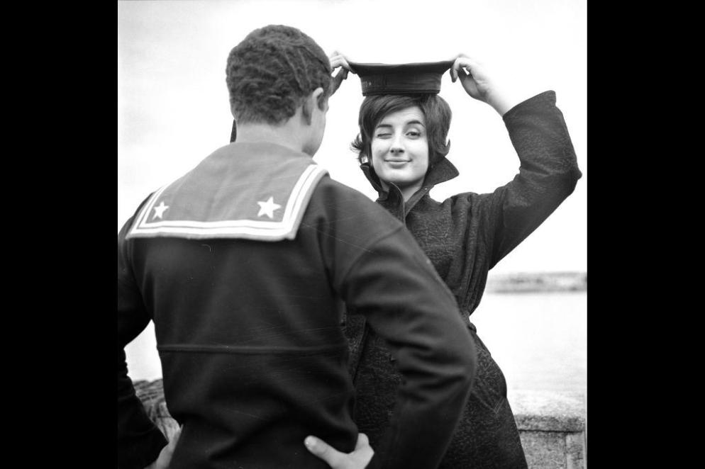 Mina con un berretto da marinaio al porto di Sanremo, X Festival, 1960.