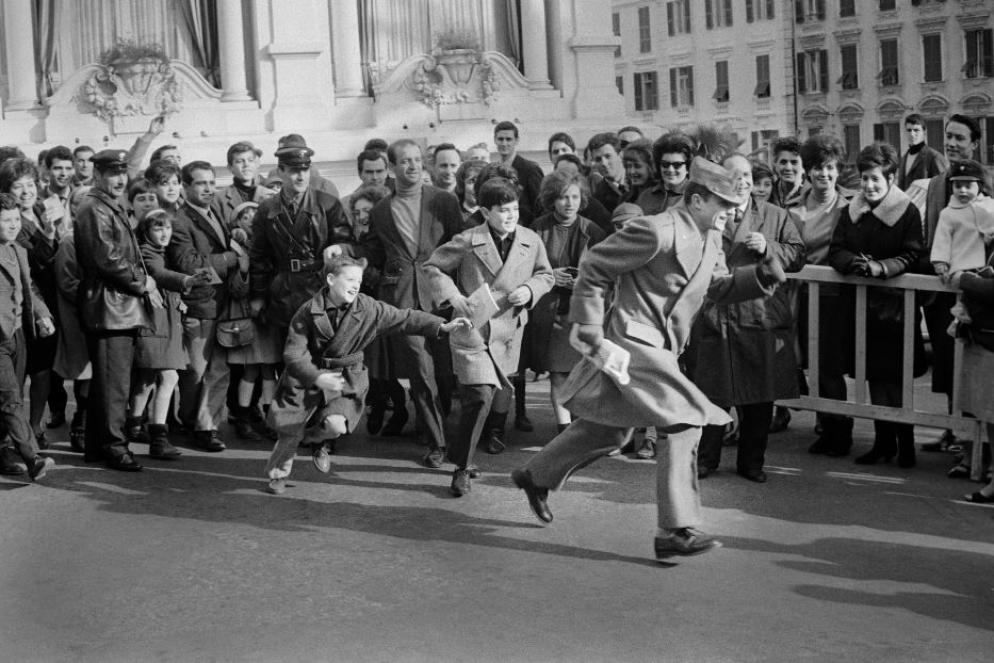 Tony Renis arriva a Sanremo da Pistoia, dove sta svolgendo il servizio militare, con una licenza straordinaria firmata dall'allora ministro della Difesa Giulio Andreotti per poter partecipare al XIV Festival, 1964.