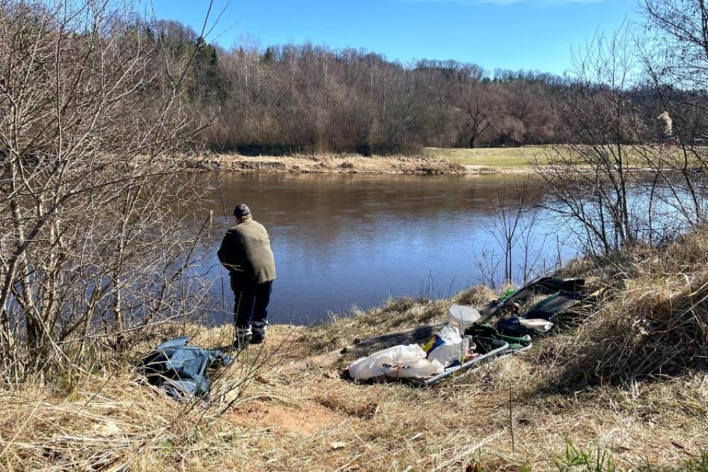 Un pescatore sul fiume Gauja