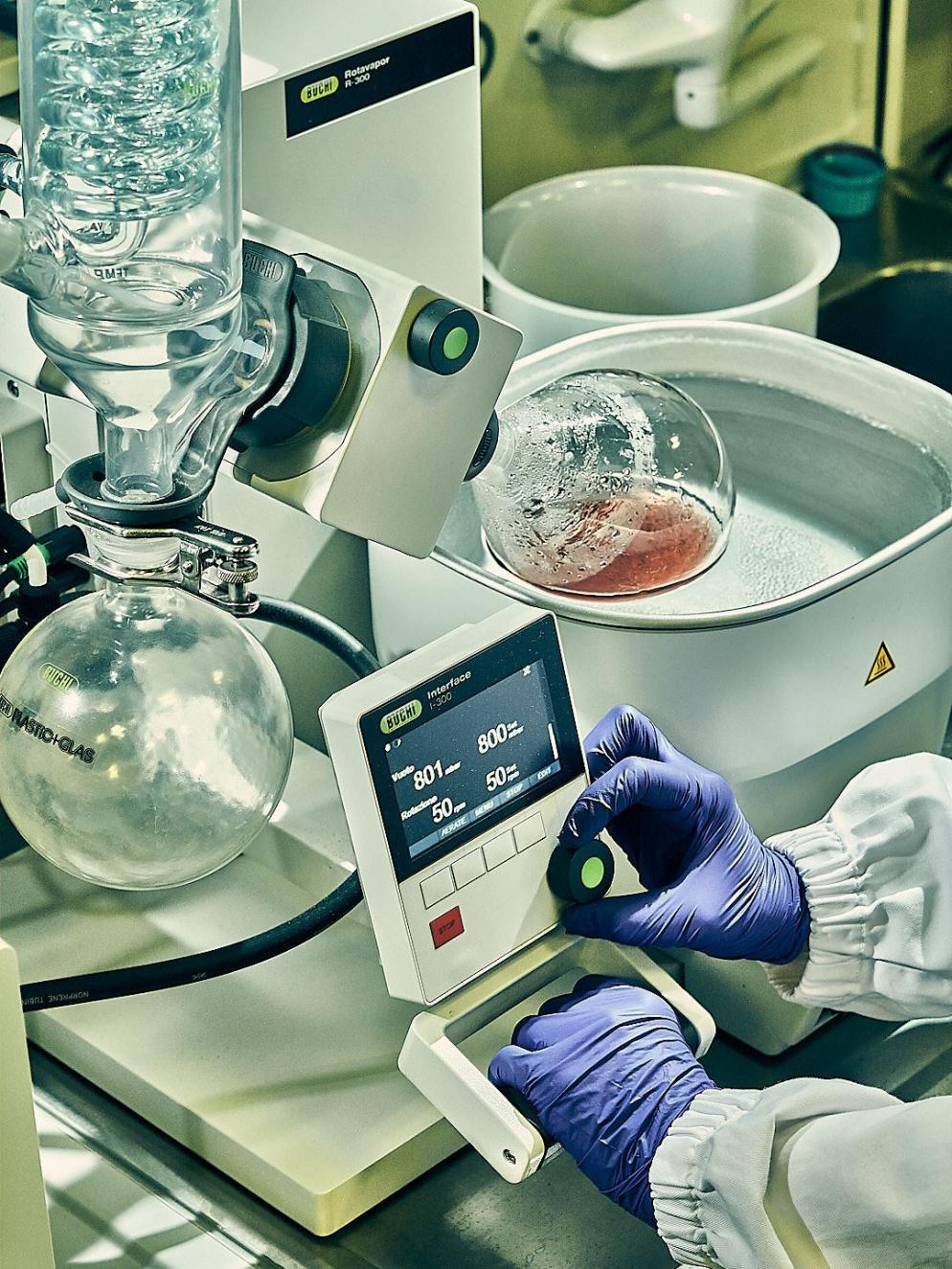 Laboratorio di Genetica dei Microrganismi - bioRESTART- del Dipartimento di Biologia e Biotecnologie “L. Spallanzani” (Pavia) - Al termine del processo PHYVER di recupero scarti vegetali ed estrazione e valorizzazione di sostanze con proprietà funzionali benefiche per la salute umana e animale, le biomolecole di interesse sono recuperate eliminando l’acqua