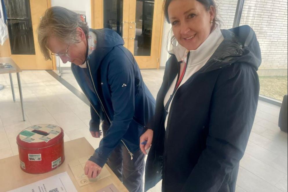 Jane Vain, sacerdotessa protestante della chiesa di Saku appone il timbro nella credenziale