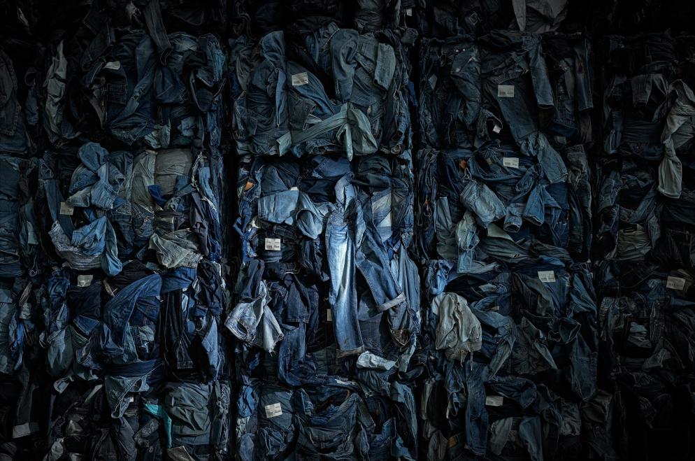 Circular Fashion Recycle #3, Germania, 2022. Specializzata nel sorting, o smistamento, dei rifiuti tessili, questa azienda tedesca, tra le più grandi al mondo nel settore, ricicla tessuti usati dal 1999. Seguendo la gerarchia internazionale dei rifiuti, che privilegia il riutilizzo rispetto al riciclaggio, indumenti e scarpe vengono controllati manualmente per dare loro una seconda vita.