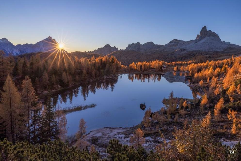 Dolomiti, il sole sorge sul Lago Federa