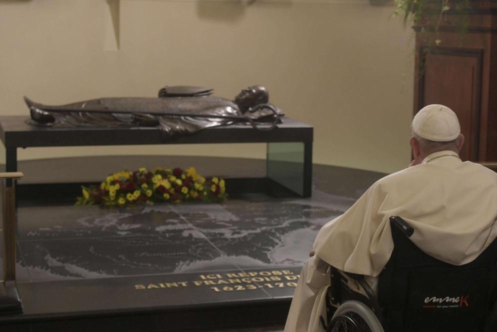 Il Papa davanti alla tomba di San Francesco de Laval dove ha sostato qualche in preghiera silenziosa - Vatican media