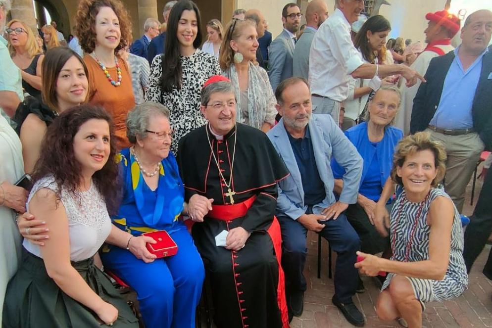 L'arcivescovo insieme a famiglie della diocesi di Firenze