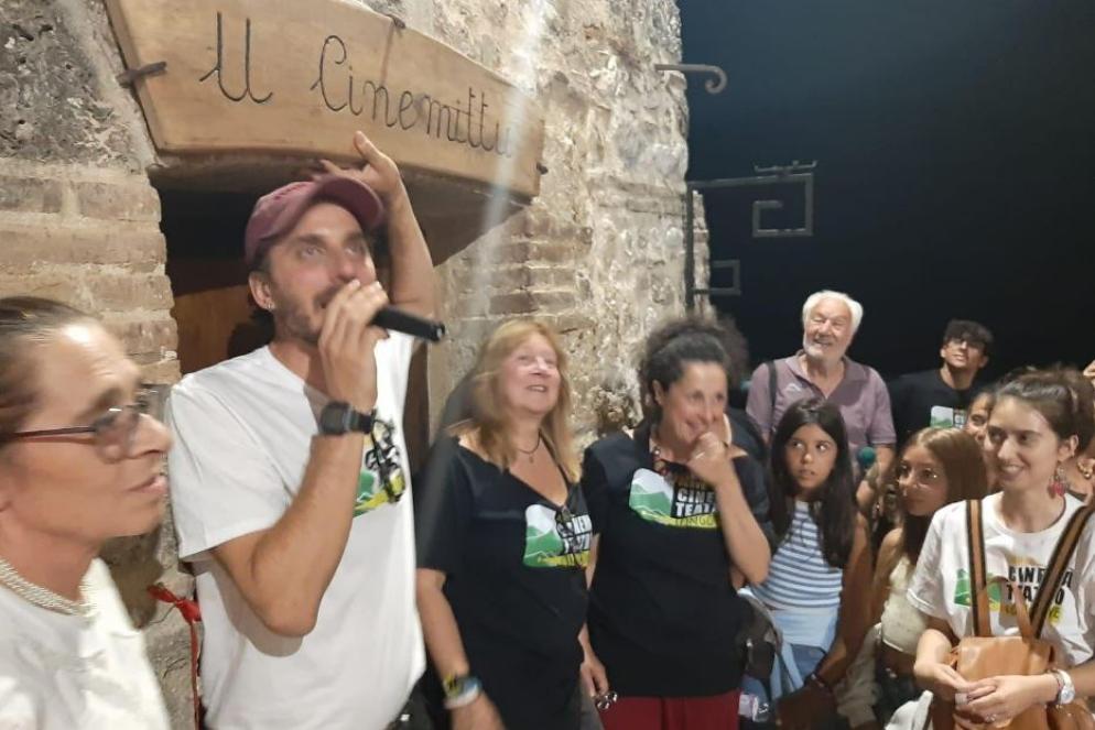L'attore Luca Marinelli assieme alle co-fondatrici della Biblioteca Verde, davanti all'entrata della piccola sala