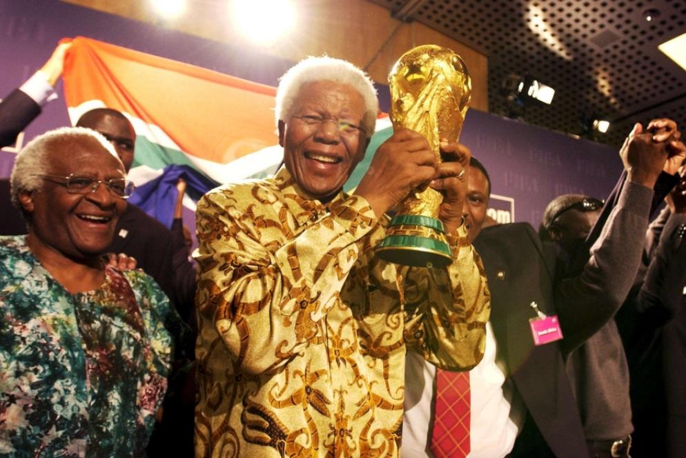 Tutu con Mandela e la Coppa del Mondo di calcio nel 2004 - Ansa