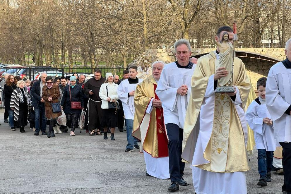 La processione con la statua di Gesù Risorto la mattina di Pasqua a Zaporizhzhia - Gambassi