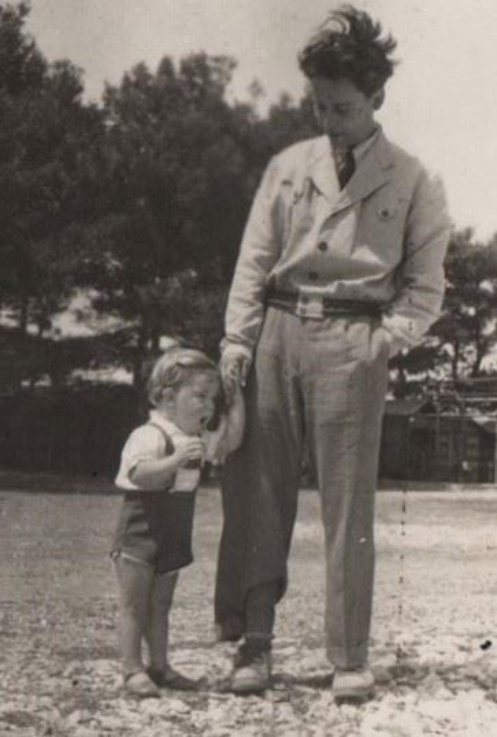 Il piccolo Oreste a Zara con il papà Italo. Mancano pochi mesi all'esodo definitivo - Archivio famiglia Pocorni