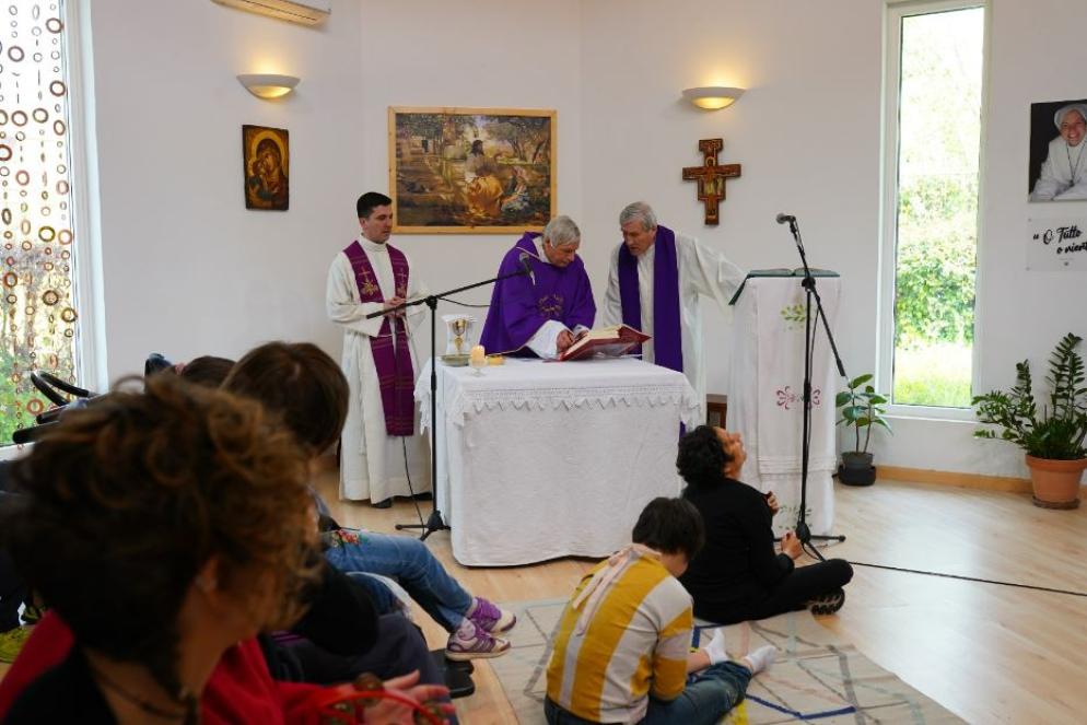 Un momento della liturgia eucaristia nella comunità romana per disabili - .