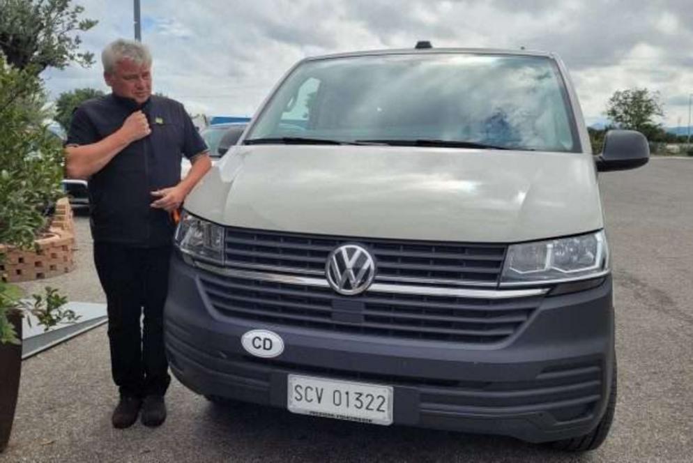 L’Elemosiniere entra per la quarta volta in un'Ucraina devastata e in guerra dal 24 febbraio scorso e donerà il pulmino per impiegarlo nella distribuzione di aiuti ai poveri. - Vatican Media