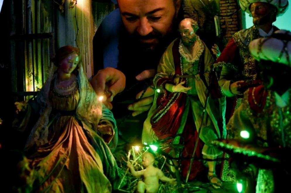 L'artigiano Genny Di Virgilio accende le lanterne verdi nel suo presepe - Genny Di Virgilio