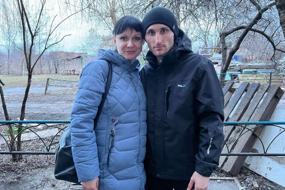 Julia Cosak, trent’anni, con il compagno, al quinto mese di gravidanza - Gambassi