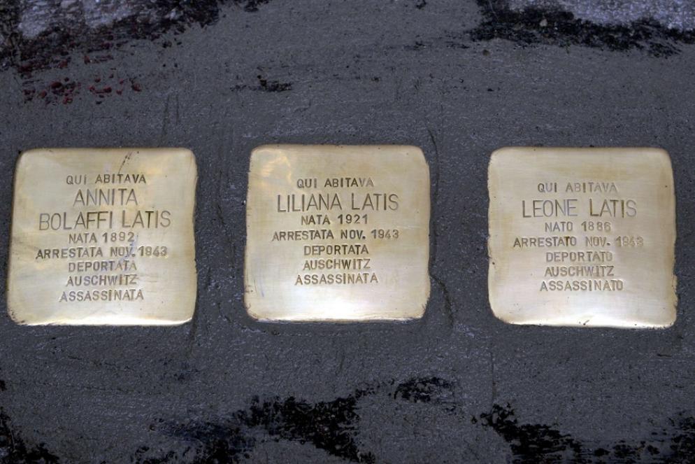 Pietre d'inciampo a Milano. Ricordano tre vittime della Shoah - Fotogramma
