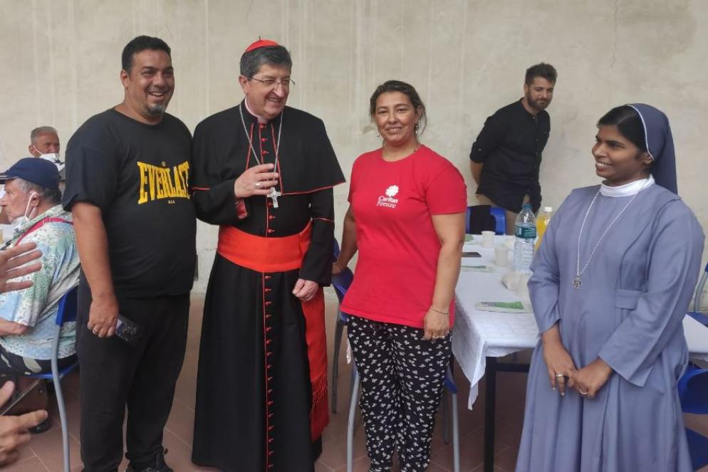 Betori con immigrati e operatori Caritas