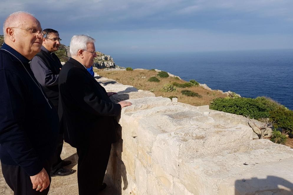 Il cardinale Gualtiero Bassetti affacciato sul Mediterraneo a Santa Maria di Leuca - Avvenire