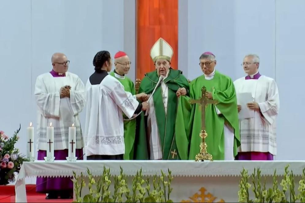Il Papa al termine della Messa alla "Steppe Arena” di Ulaanbaatar in Mongolia il 3 settembre 2023, assieme al vescovo emerito di Hong Kong, il cardinale John Tong Hon, e il vescovo di Hong Kong, Stephen Chow Sau-yan, oggi cardinale. In quell'occasione il Papa aveva rivolto parole di incoraggiamento ai cattolici cinesi - Vatican Media