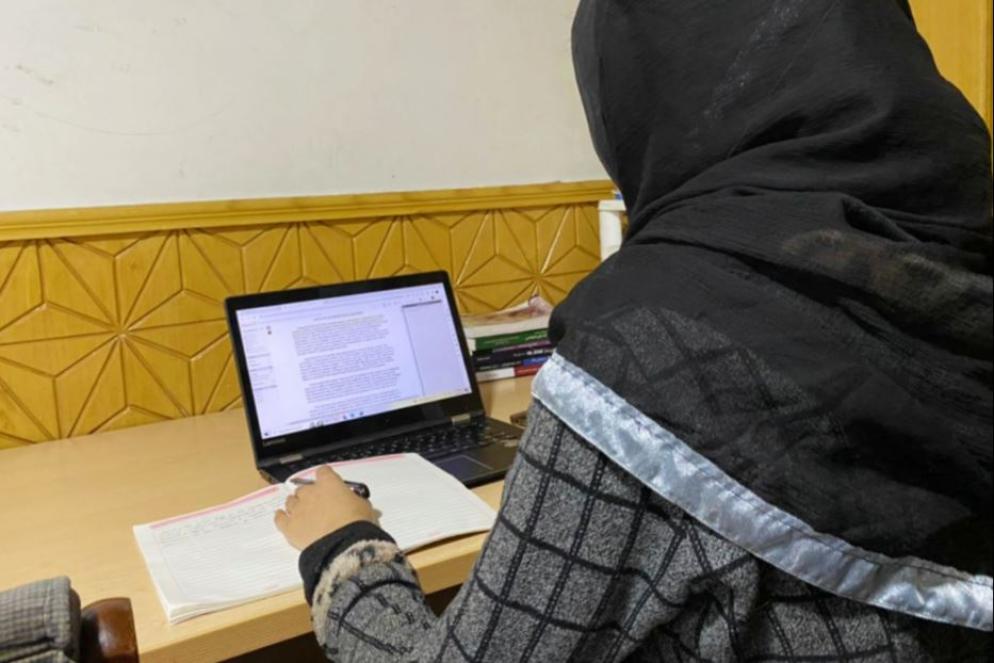 Sadaf al pc, mentre prosegue i suoi studi universitari online - Per gentile concessione di Sadaf Afghan (nome inventato)