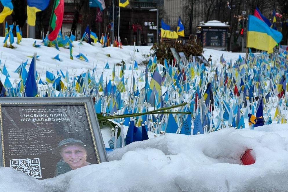 A Maidan, piazza principale di Kiev, le bandiere e le foto in memoria dei militari uccisi al fronte - Gambassi