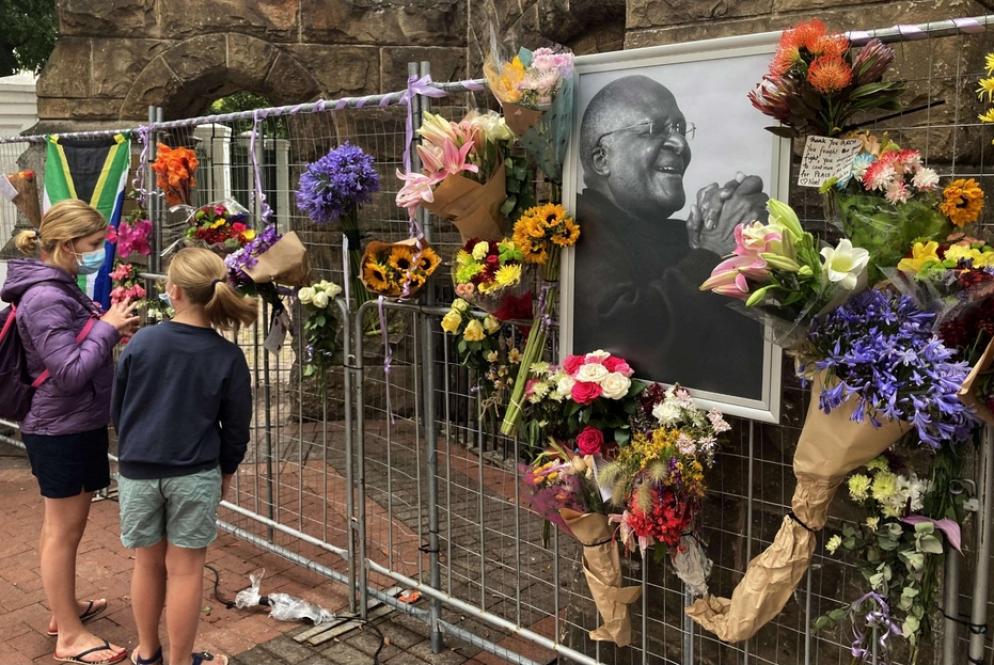 L'omaggio davanti alla chiesta di San Giorgio a Cape Town - Ansa