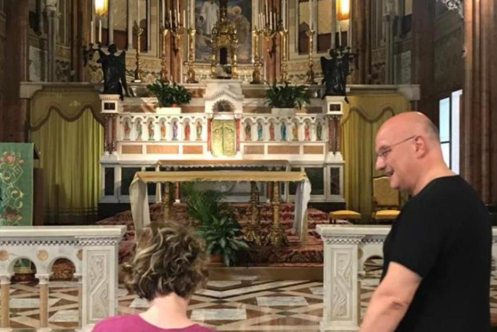 Arice nella chiesa del Cottlengo di Torino insieme a una ospite