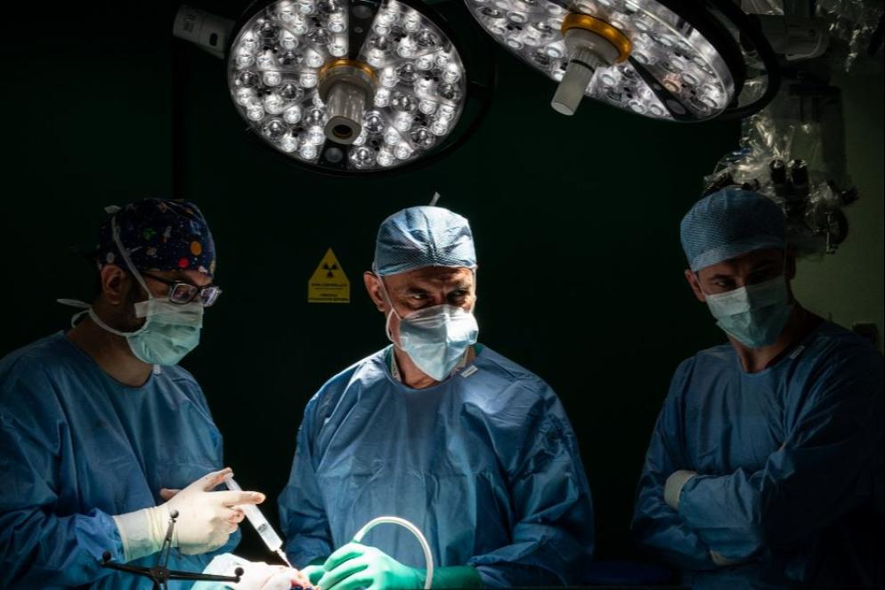 Il professor Mortini (al centro), in sala operatoria - Alessandro Gandolfi