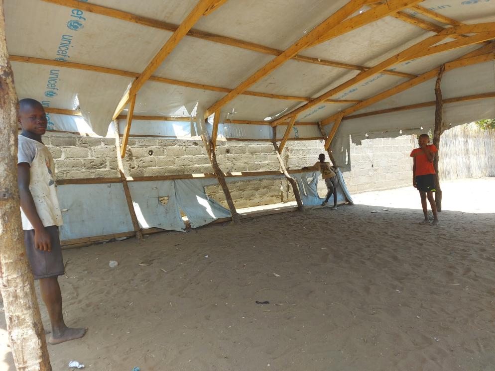 Bambini giocano nel campo sfollati di Manono, nella provincia mozambicana di Cabo Delgado - Alfieri