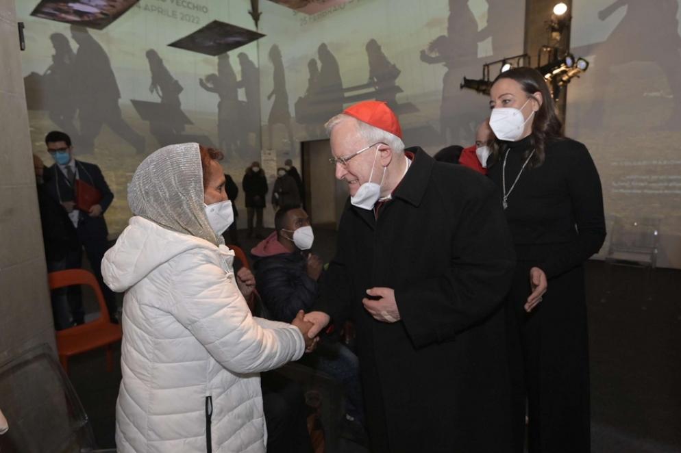 Il cardinale Bassetti ha incontrato alcuni profughi